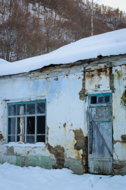 Kış döneminde terk edilmiş eski köy evi..