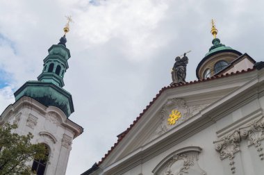 Prag 'ın merkezindeki eski kasabadaki kilisenin şapeline bak. Kilise binasında mason sembolü var. Praha, Çek, Avrupa