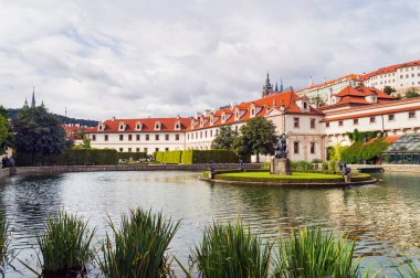 Waldstein Garden 'daki çeşme ve heykel ve Prag Şatosu, Prag, Çek Cumhuriyeti