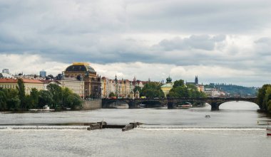 Çek Cumhuriyeti Prag 'daki Vltava Nehri ve eski kasaba manzarası. Kötü bir günde bulutlu bir hava.