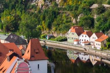 Çek Cumhuriyeti, Cesky Krumlov 'da sonbahar hayatı. Vltava nehrinin kıyısındaki tipik eski Avrupa evleri