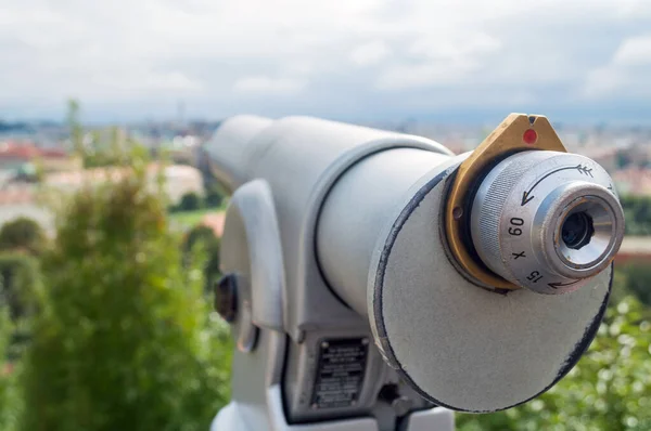 망원경 프라하를 수있는 도시를 바라보고 관광객의 눈에는 배경적 관점에서 동전이 — 스톡 사진