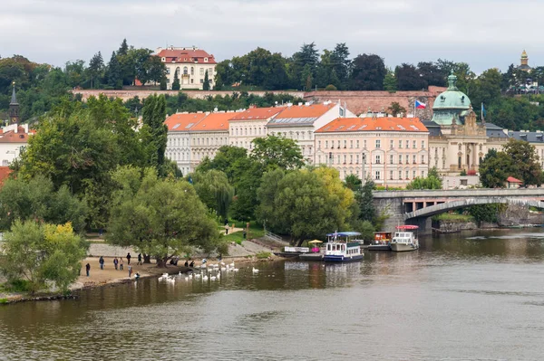 小旧游览船经过Vltava河 靠近河岸 布拉格白色建筑 远处有红色屋顶 — 图库照片
