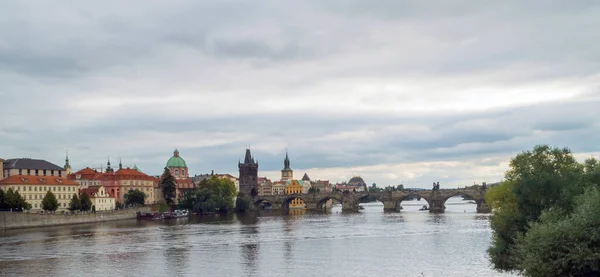 Pedestres Apenas Charles Bridge Stone Bridge Kamenny Mais Prague Bridge — Fotografia de Stock