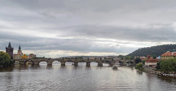 捷克共和国布拉格Vltava河上的行人最多的只有查尔斯桥 Kamenny桥 布拉格桥 Prazhski桥 — 图库照片