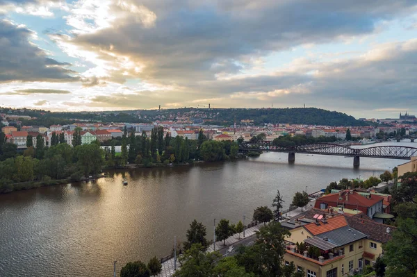 从莱特纳公园拍摄的布拉格旧城全景 日落时Vltava河上的桥上美丽的风景 捷克共和国古城建筑 — 图库照片