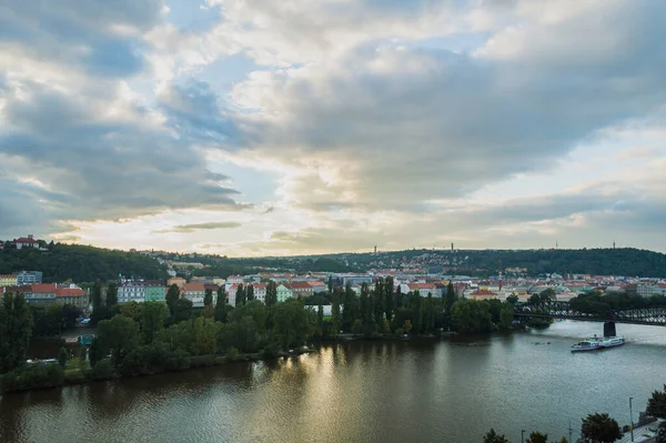 Güneşin Batışında Prag Hoş Bir Manzara Fırtınalı Bir Günde Bulutlu — Stok fotoğraf