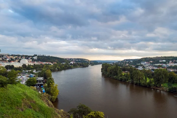 Günbatımında Prag Güney Yakasını Letna Park Tepesi Olan Vltava Nehrinin — Stok fotoğraf
