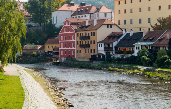 Çek Cumhuriyeti Nin Vltava Nehrinin Kıyısındaki Tarihi Cesky Krumlov Kasabasından — Stok fotoğraf