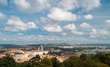 Prag şehrinin kırmızı çatıları. Prag 'ın panoramik manzarası, Çek Cumhuriyeti. Şehirde bulutlu mavi gökyüzü olan bir yaz günü. Praha, Avrupa 'nın güzel Praha kentindeki birçok çatı