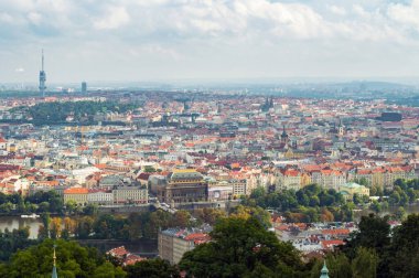 Prag şehrinin kırmızı çatıları. Prag 'ın panoramik manzarası, Çek Cumhuriyeti. Şehirde bulutlu mavi gökyüzü olan bir yaz günü. Praha, Avrupa 'nın güzel Praha kentindeki birçok çatı