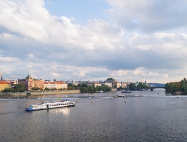 Çek Cumhuriyeti Prag 'da Vltava Nehri' ni geçen bir tur teknesi.