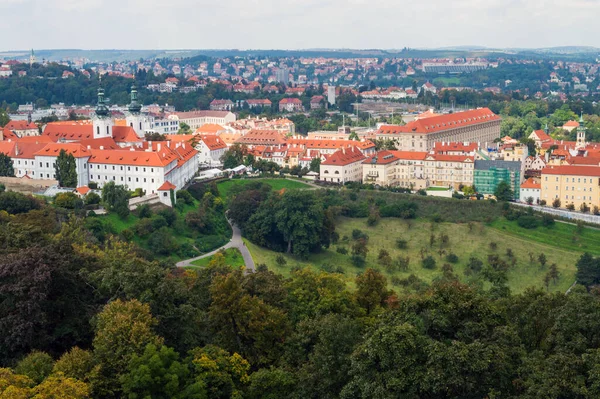 Prag Şehrinin Kırmızı Çatıları Prag Panoramik Manzarası Çek Cumhuriyeti Şehirde — Stok fotoğraf