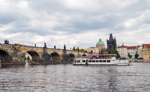 Praga República Checa Ponte Charles Através Rio Vltava Que Navio — Fotografia de Stock