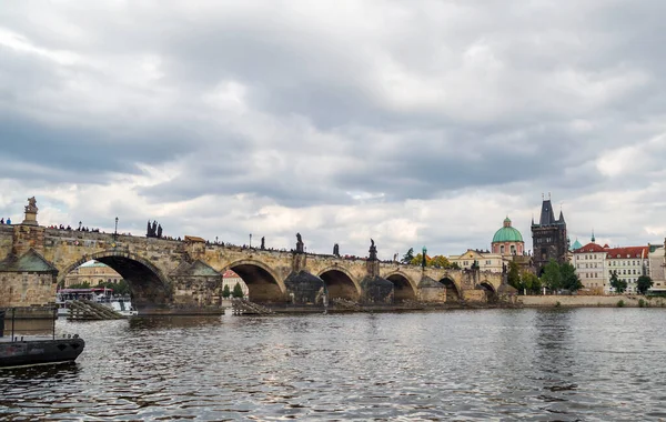 Praha Česká Republika Karlův Most Přes Vltavu Kterém Loď Pluje — Stock fotografie