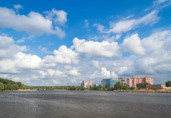 Wietrzne Budynki Mieszkalne Nad Jeziorem Wietrzny Dzień Malownicze Chmury Błękitnym — Zdjęcie stockowe