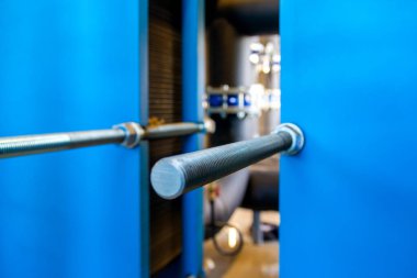 Su, yağ ve gaz soğutma araçları için ısı değiştiriciler. Kazan dairesi ya da petrol rafinerisi. Endüstriyel ekipman Seçici odak.