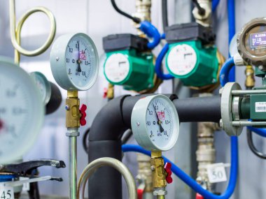 Kazan dairesindeki manometreyi, boruyu, akış göstergesini, su pompalarını ve vanaları kapatın.