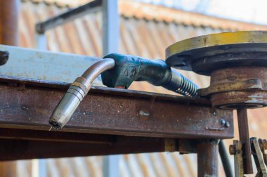 Metal kaynak masasında kaynak aleti. Karbondioksit ortamında kaynaklama.