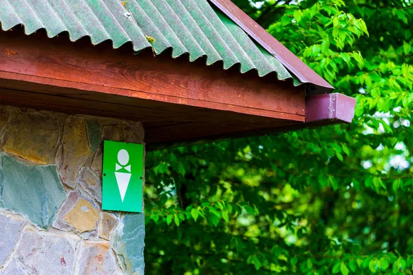 Δημόσιος Χώρος Ανάπαυσης Λευκό Αρσενικό Και Θηλυκό Σύμβολο Πράσινο Φόντο — Φωτογραφία Αρχείου