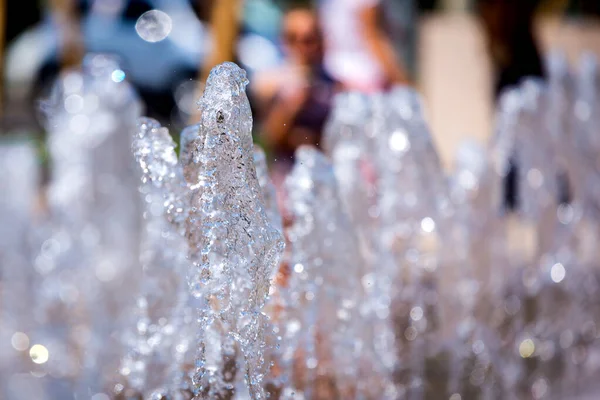 Çeşmeden fışkıran suyun dondurucu görüntüsü..