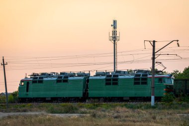 Demiryolu ile yüksek hızda giden bir yük treniyle lokomotif elektriği.