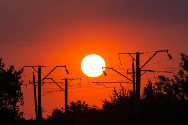 Yaklaş güzel dramatik gün batımı ve gökyüzünde bulut.