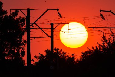 Yaklaş güzel dramatik gün batımı ve gökyüzünde bulut.