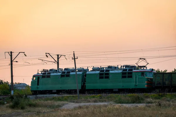 Locomotora Eléctrica Con Tren Mercancías Alta Velocidad Por Ferrocarril —  Fotos de Stock