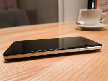 Yüzeyde beyaz arkaplanda izole siyah, beyaz ekranlı akıllı telefon var..