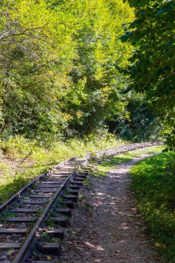 Eski dar ölçü demiryolu. Guamka Kanyonu, Mezmay 'dan Guamka' ya giden yol. Rusya, Krasnodar bölgesi.