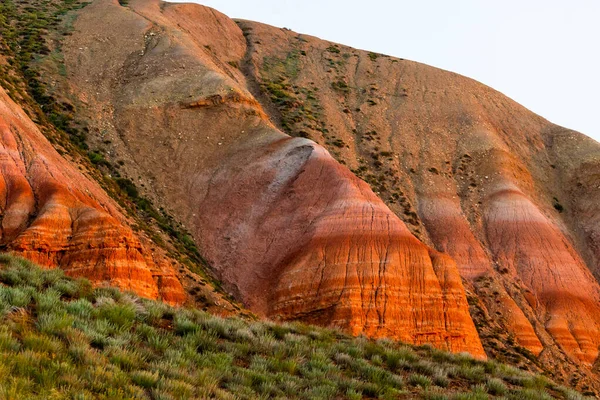 Gran Montaña Bogdo Afloramientos Arenisca Roja Las Laderas Montaña Sagrada —  Fotos de Stock