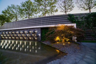 Metal duvar korkuluğu yüzeyi, bahçede dekorasyon..