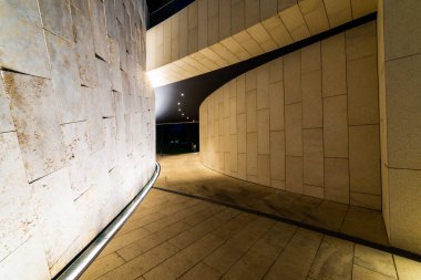 Arazi gelişimi. Evlerin yakınındaki bölgelerin başarısı. Geçit aydınlandı, duvarlar dekoratif fayanslarla döşendi..