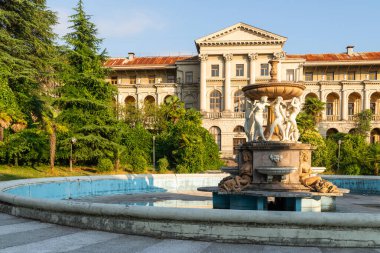 Eski terk edilmiş sanatoryum ve hastane. Sovyet mimarisi. Tarihi bina