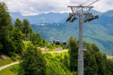 Yaz dağlarında kablolu ya da kablolu tren..