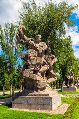 VOLGOGRAD, RUSSIA - 26 Mayıs 2019: Rusya 'nın Mamayev Tepesi' ndeki savaşçı heykeli