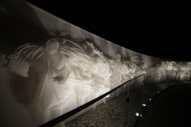 Sanatçılar Geri Dönüşüm Grubu 'nun plastik örgüsünden yapılmış çok şekilli levrek kabartması. Sanat kompozisyonu 'Yapay Çevre' halka açık 'Galitsky Parkı'. Krasnodar, Rusya - 09 Temmuz 2020.