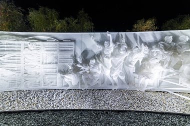 Sanatçılar Geri Dönüşüm Grubu 'nun plastik örgüsünden yapılmış çok şekilli levrek kabartması. Sanat kompozisyonu 'Yapay Çevre' halka açık 'Galitsky Parkı'. Krasnodar, Rusya - 09 Temmuz 2020.