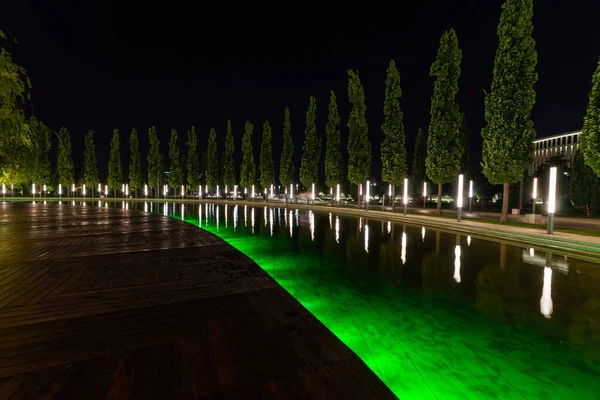 クラスノダール公園の噴水に沿ってランタンで象徴的に配置された木 彩色照明付き装飾プールまたは噴水 — ストック写真