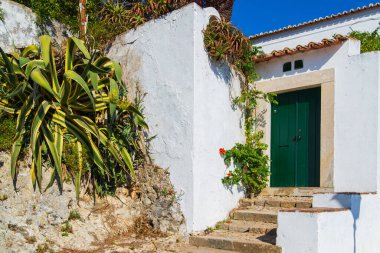 Eski Avrupa şehrinin geleneksel mimarisi. Antik kentin dar sokakları. Ortaçağ mimarisi olan eski bir kasaba. Popüler turizm merkezi. Beyaz evler ve kırmızı kiremitli çatılar