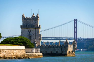 Manzaralı Belem Kulesi ve Tagus Nehri 'nde alçak gelgitlerle süslenmiş ahşap köprü. Torre de Belem, Lizbon 'un Unesco Mirası ve simgesi ve Lizbon, Belem Bölgesi, Portekiz' in en çok ziyaret edilen yeridir..