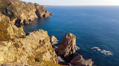 Atlantik Okyanusu üzerindeki uçurumlar. Avrupa 'nın en batı noktası. Toprağın kıyısında. Cape Roca veya Cabo da Roca, Portekiz