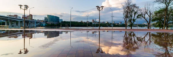 Reflexe Mostu Oblohy Kaluže Nábřeží — Stock fotografie