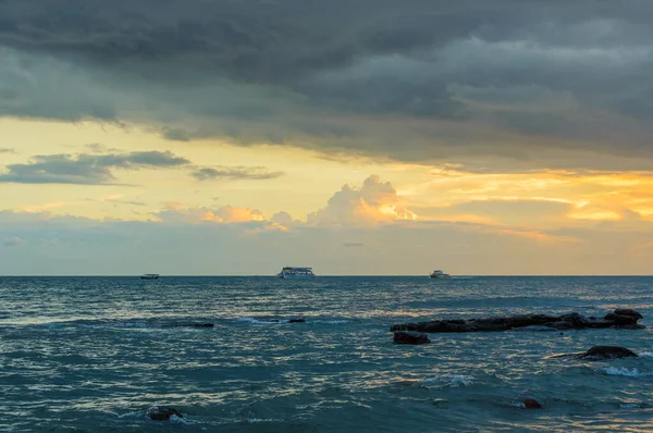 Kamboçya Deniz Kenarında Gün Batımı Gökyüzünde Gök Gürültülü Bulutlar Deniz — Stok fotoğraf