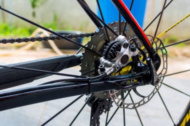 Bisiklet hidrolik arka disk freni. Bisiklet dişlileri, disk freni ve arka raydan çıkarıcı, bisiklet parçaları, zincir, tekerlek, çerçeve.