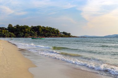 Sihanoukville, Kamboçya 'daki kumsalda deniz dalgaları.