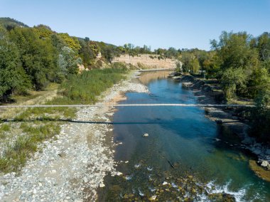 Vahşi doğada bir dağ nehri olan manzara.