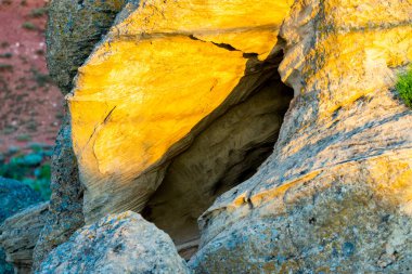 Kaya erozyonu. Yerden ve taştan yıpranmış. Jeolojik oluşumlar.