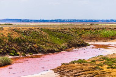 Nehirdeki su demir doygunluğu nedeniyle kırmızıdır..